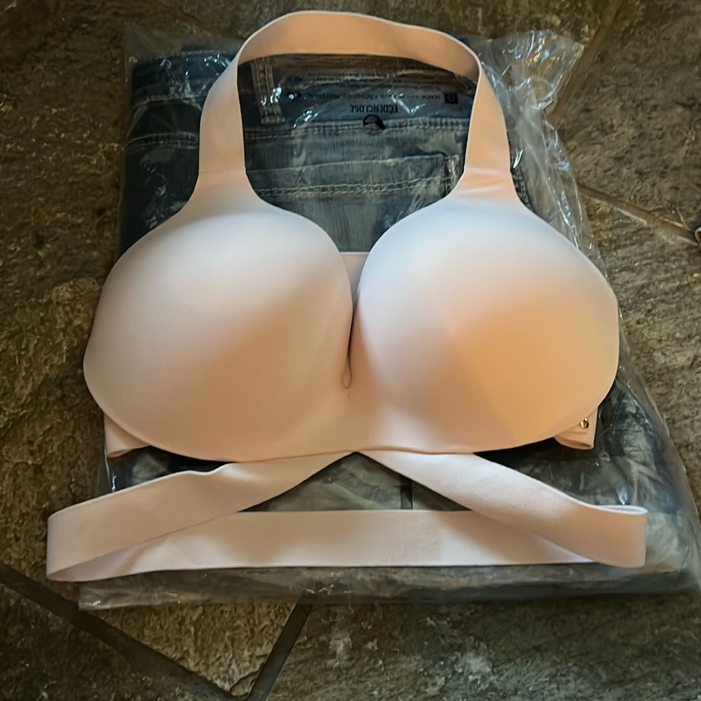 Brand new 36 DD halter Victoria’s Secret padded no wires light pink
